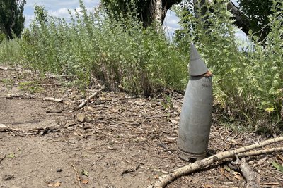 Залишок російського снаряда на території підприємства "Ізюмриба" Залишок російського снаряда на території підприємства "Ізюмриба"