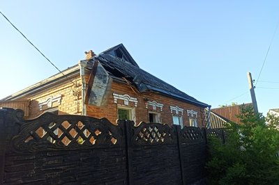 Будинок у Дергачах після першого удару безпілотником типу "Герань-2", який не здетонував, 18 липня 2026 року Будинок у Дергачах після першого удару безпілотником типу "Герань-2", який не здетонував, 18 липня 2026 року
