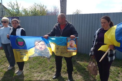 Родина шукала майже два роки: на Одещині живим коридором зустріли військового Олега Чокана Родина шукала майже два роки: на Одещині живим коридором зустріли військового Олега Чокана