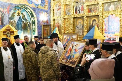 У Національний день молитви в Житомирі військовим та рятувальникам передали 32 ікони У Національний день молитви в Житомирі військовим та рятувальникам передали 32 ікони