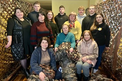 Понад три тисячі сіток за три роки: як у Луцьку "Вишківські павучки" допомагають військовим Понад три тисячі сіток за три роки: як у Луцьку "Вишківські павучки" допомагають військовим