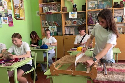 Діти тчуть килими на ткацьких верстатах: як у школі на Житомирщині відтворюють давнє ремесло Діти тчуть килими на ткацьких верстатах: як у школі на Житомирщині відтворюють давнє ремесло