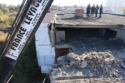 Пошкоджені будинки, автомобілі та ринок: наслідки російської атаки Київщини Пошкоджені будинки, автомобілі та ринок: наслідки російської атаки Київщини