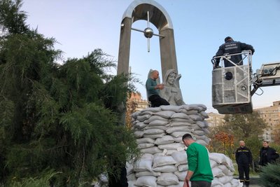 Скорботний янгол. У Миколаєві мішками з піском захистили ще один пам'ятник Скорботний янгол. У Миколаєві мішками з піском захистили ще один пам'ятник