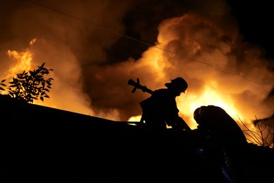 Внаслідок влучання по Харкову спалахнула пожежа: фото Внаслідок влучання по Харкову спалахнула пожежа: фото