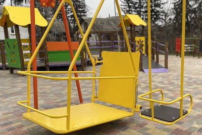 Спеціальні гойдалки, пандуси, інтерактивні елементи: у Таращі відкрили перший інклюзивний дитячий майданчик Спеціальні гойдалки, пандуси, інтерактивні елементи: у Таращі відкрили перший інклюзивний дитячий майданчик
