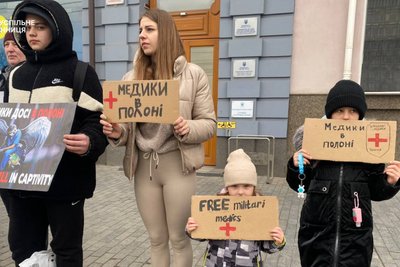 "Мені потрібен тато": у Вінниці відбулася акція на підтримку полонених оборонців "Мені потрібен тато": у Вінниці відбулася акція на підтримку полонених оборонців