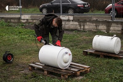 Буржуйки, газові балони, тушонка. Волонтери з Борисполя гріють та годують українських військових