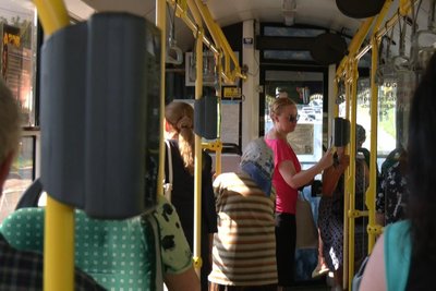У Хмельницькому відновили безготівкову оплату за проїзд в тролейбусах: як тепер можна платити