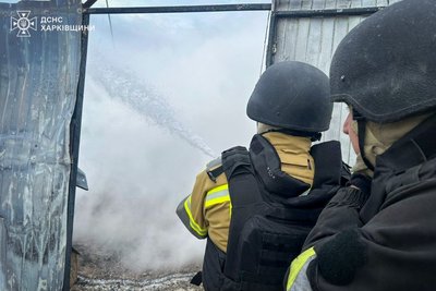 Рятувальники гасять пожежу, що зайнялася внаслідок влучання по АЗС у Золочеві, Харківська область, 6 квітня 2026 року