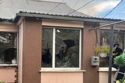 Пошкоджений будинок унаслідок російського обстрілу Дергачів Пошкоджений будинок унаслідок російського обстрілу Дергачів