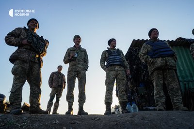 Українські військові на позиціях поблизу Барвінкового на Харківщині, травень 2022 року.