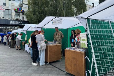 Зустрічі з топ-письменниками, перформанси та презентації — у Житомирі розпочався книжковий форум "Відсіч. Без бар’єрів" Зустрічі з топ-письменниками, перформанси та презентації — у Житомирі розпочався книжковий форум "Відсіч. Без бар’єрів"
