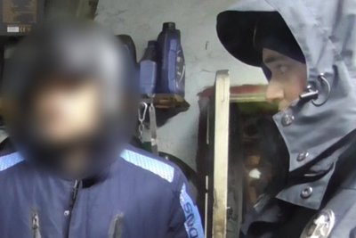 Підозрюваний у крадіжці та поліцейський Підозрюваний у крадіжці та поліцейський