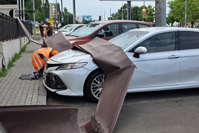 "Він наближався рівно до будинку": фото пошкодженої багатоповерхівки після атаки дронів на Одесу "Він наближався рівно до будинку": фото пошкодженої багатоповерхівки після атаки дронів на Одесу