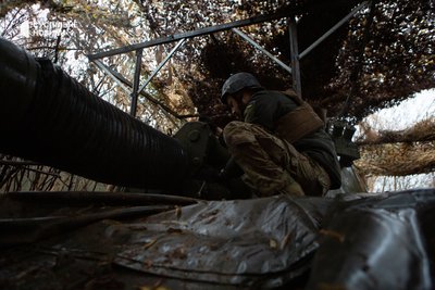 Артилерист "Азову" перевіряє дуло гармати
