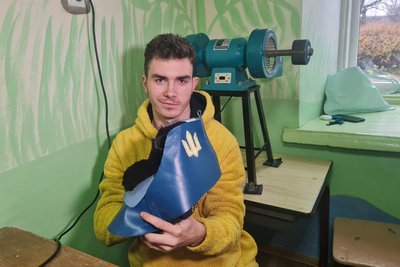 Перша професія: учні спецшколи у Житомирі безоплатно вчаться шити взуття Перша професія: учні спецшколи у Житомирі безоплатно вчаться шити взуття