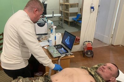 Лікарі з Луцька огляну бійців 100 обр на передовій Лікарі з Луцька огляну бійців 100 обр на передовій