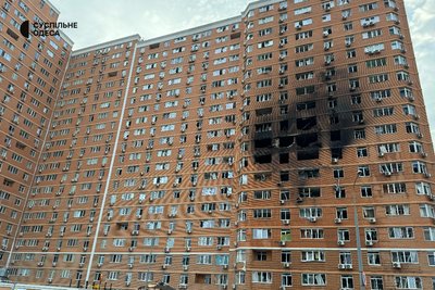 "Він наближався рівно до будинку": фото пошкодженої багатоповерхівки після атаки дронів на Одесу "Він наближався рівно до будинку": фото пошкодженої багатоповерхівки після атаки дронів на Одесу