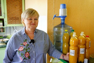 Вітамінний чай для бійців робить волонтерка з Миколаєва Вітамінний чай для бійців робить волонтерка з Миколаєва
