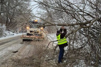 Через ожеледицю у Житомирі на вулицях працюють спецтехніка та бригади ручного посипання Через ожеледицю у Житомирі на вулицях працюють спецтехніка та бригади ручного посипання