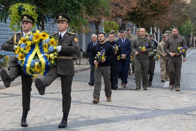 Зеленський вшанував пам'ять загиблих бійців Зеленський вшанував пам'ять загиблих бійців