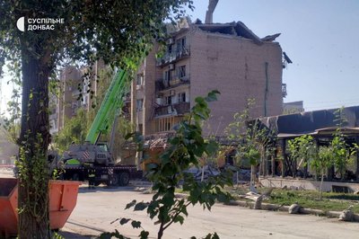 Пошкоджений ракетним ударом будинок у Покровську на Донеччині