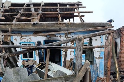 Будинок, який зазнав руйнувань через атаку безпілотника "Герань-2" по селу Червоне Будинок, який зазнав руйнувань через атаку безпілотника "Герань-2" по селу Червоне