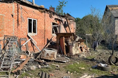 Пошкоджений приватний будинок після удару по Ізюму Пошкоджений приватний будинок після удару по Ізюму