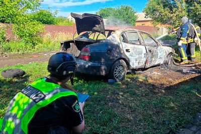 Згоріле авто унаслідок удару дрона у Старому Салтові Згоріле авто унаслідок удару дрона у Старому Салтові