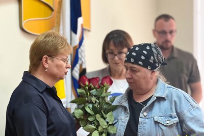 У Житомирі рідним полеглих захисників України передали ордени "За мужність" У Житомирі рідним полеглих захисників України передали ордени "За мужність"