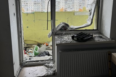 У Сумах безпілотник влучив у багатоповерхівку У Сумах безпілотник влучив у багатоповерхівку