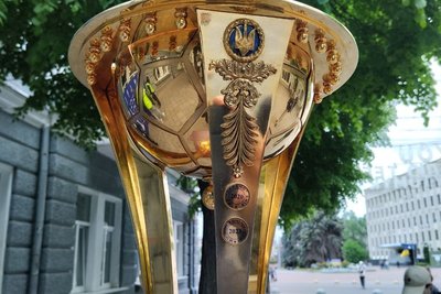 У Житомир привезли Кубок України з футболу — трофей встановили в центрі міста У Житомир привезли Кубок України з футболу — трофей встановили в центрі міста
