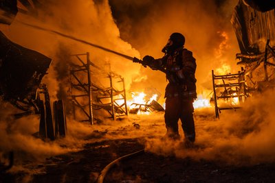 рятувальник харківського загону ДСНС гасить пожежу після обстрілу дронами Харкова рятувальник харківського загону ДСНС гасить пожежу після обстрілу дронами Харкова