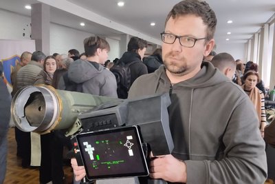 Дрони, міни та снаряди та як працюють протитанкові симулятори: у Житомирі провели відкритий урок із Захисту України Дрони, міни та снаряди та як працюють протитанкові симулятори: у Житомирі провели відкритий урок із Захисту України