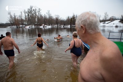Люди купаються у Дніпрі у Гідропарку на Водохреща