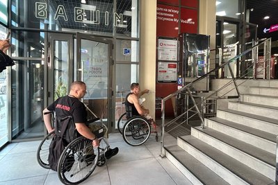 У Житомирі ветерани війни оцінювали інфраструктуру на доступність для маломобільних груп населення У Житомирі ветерани війни оцінювали інфраструктуру на доступність для маломобільних груп населення