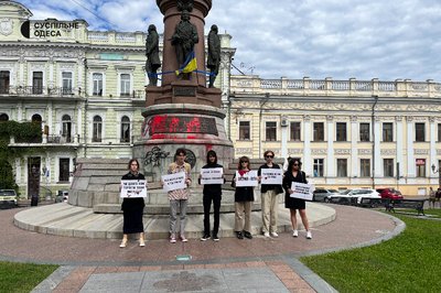 В Одесі біля пам'ятника Катерині II — акція протесту В Одесі біля пам'ятника Катерині II — акція протесту