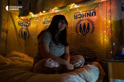 Тринадцятирічна Аліна у своїй імпровізованій кімнаті в одному з підвалів Бахмута увечері перед Днем Святого Миколая, Донеччина, грудень 2022 року