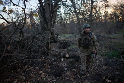 Артилерист з позивним "Богомол" на бойовій позиції біля Бахмута