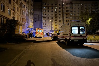 Удар по будинку в Харкові під час перемир'я 9 травня: фоторепортаж Удар по будинку в Харкові під час перемир'я 9 травня: фоторепортаж
