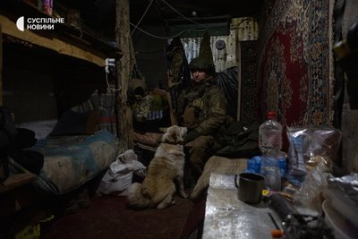 Військовий з собакою у місці для відпочинку Військовий з собакою у місці для відпочинку