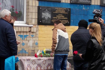 На Вінниччині встановили меморіальну дошку загиблому льотчику На Вінниччині встановили меморіальну дошку загиблому льотчику