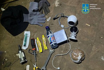 Залазили через вентиляцію у торговельні центри: у Києві судитимуть спільників, які начебто викрали понад 16 млн грн Залазили через вентиляцію у торговельні центри: у Києві судитимуть спільників, які начебто викрали понад 16 млн грн