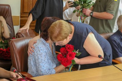 У Житомирі родинам загиблих військових передали державні нагороди У Житомирі родинам загиблих військових передали державні нагороди