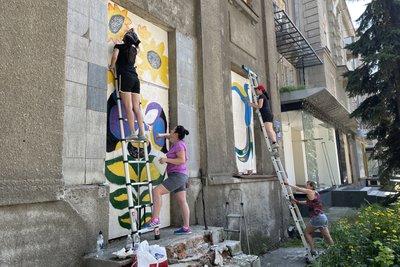 У центрі Харкова розписують забиті вікна петриківським розписом У центрі Харкова розписують забиті вікна петриківським розписом