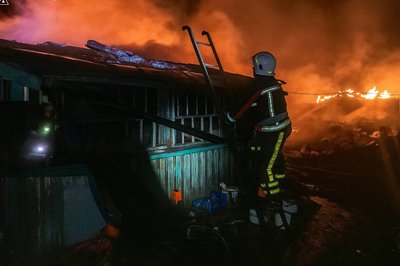 У селі на Житомирщині горів дерев’яний дім — загинули двоє людей, ще двох із травмами госпіталізували У селі на Житомирщині горів дерев’яний дім — загинули двоє людей, ще двох із травмами госпіталізували