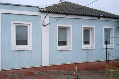 Пошкоджений приватний будинок внаслідок російських ударів по Чугуєву, Харківська область, 11 жовтня 2025 року Пошкоджений приватний будинок внаслідок російських ударів по Чугуєву, Харківська область, 11 жовтня 2025 року