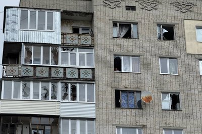 Масований удар по Шостці: пошкоджені вокзал, залізниця та будинки Масований удар по Шостці: пошкоджені вокзал, залізниця та будинки