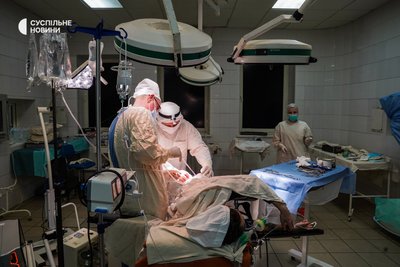 Лікарі завершують останню заплановану на день операцію, Київ, січень 2023 року. Військовий отримав важке осколкове поранення в області тазу. Після операції його поступово виводять з наркозу, згодом – перевезуть у палату.